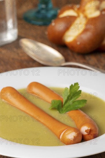 Pea soup with wieners