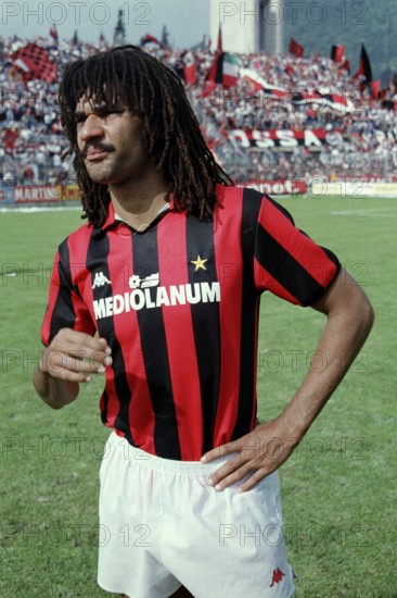 Football match, Dutch international Ruud GULLIT AC Milan looking confidently to the left on the