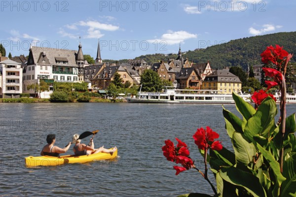 Canoe on Moselle, excursion boats, Traben-Trarbach, Rhineland-Palatinate, Germany, Europe