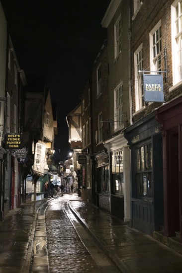 YORK, NORTH YORKSHIRE/UK - FEBRUARY 19 : View of buildings and architecture in the Shambles area of