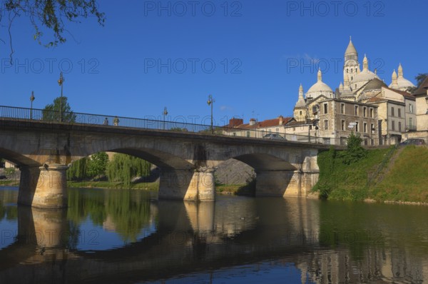 Perigueux Cathedral, River Isle, Perigueux, Aquitaine, Dordogne, France, Perigord Blanc, Pilgrim's