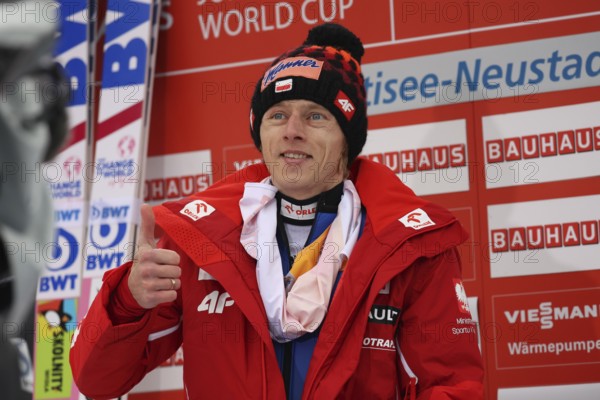 Thumbs up: Dawid Kubacki (Poland /POL) in the LeaderBox in the men's individual event at the FIS