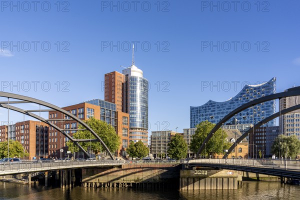 View between the Niedehrbaum bridges in Hafencity, view across Niederhafen harbour to the Elbe