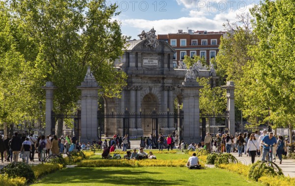 A picture of the Independence Gate and people visiting at the El Retiro Park