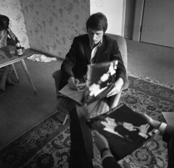 The visit of the hit star Udo Juergens to Dortmund in 1966 showed a fan community almost out of