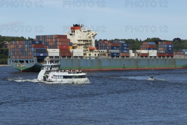 Container freighter Mol Endowment of the shipping company MOL and a ferry of HADAG Verkehrsbetriebe