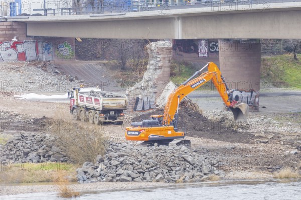 After the partial collapse of the Carola Bridge, a dam is built on the banks of the Elbe in