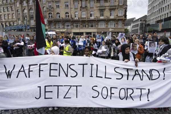 Around 1, 400 people take part in a pro-Palestine demonstration at Rossmarkt in Frankfurt am Main