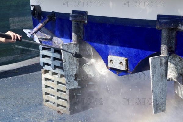 Pressure washer cleaning boat hull barnacles antifouling and seaweed