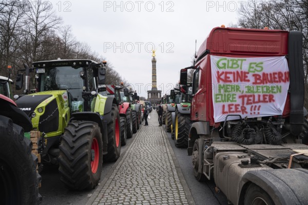 18.12.2023, Berlin, Germany, Europe, Several thousand farmers demonstrate with their tractors in