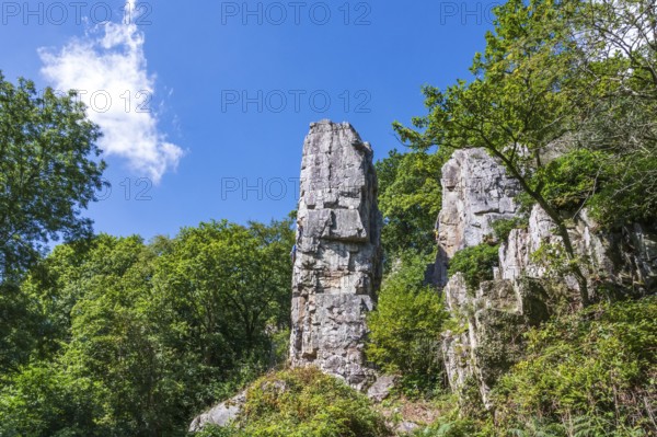 Kletterfels zum Bouldern und Seilkellter: der Rocher de l'Aiguille neben den Kaskaden von Mortain,