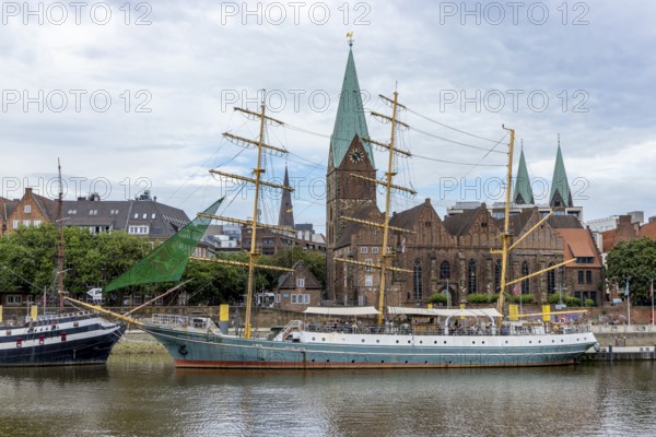 Panoramic photo of the promenade on the Weser with the sailing ship restaurant Dreimaster Alexander