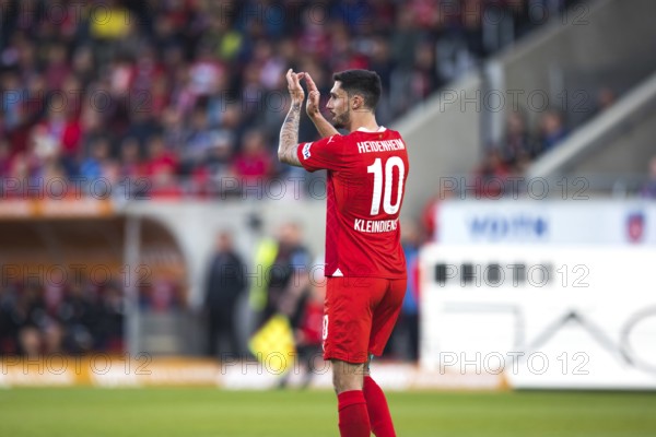 Football match, Tim KLEINDIENST 1st FC Heidenheim applauds a teammate and team-mate, Voith-Arena