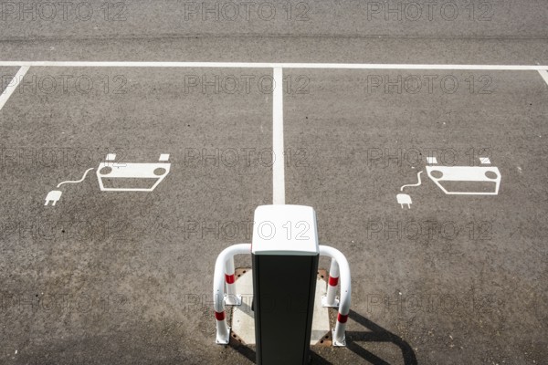 Car park with charging stations for e-cars, pictogram, Düsseldorf, Germany, Europe