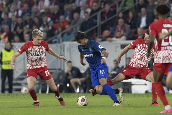 Matthias GINTER SC Freiburg left and Nicolas HOEFLER SC Freiburg right fighting with Lucas PAQUETA