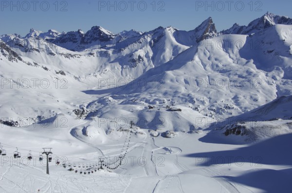 Chairlift from Lake Zürs to the Madlochjoch, in the background the Hexenboden ski area and the