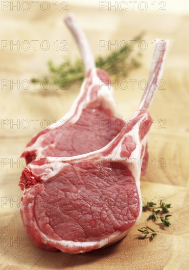 Fresh lamb chops with thyme