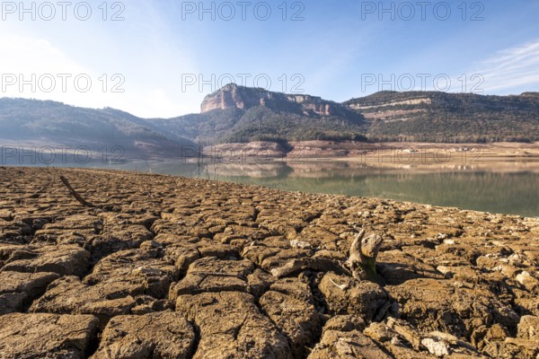 Landscape of ecological tragedy in the Panta de Sau reservoir with four percent of water capacity