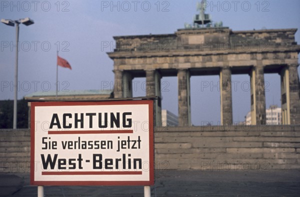Historical image of Berlin Wall and Brandenburg Gate, 1960s, warning sign Achtung sie verlassen
