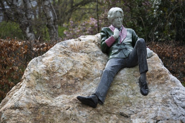 Sculptor Danny Osborne's statue of Irish playwright and poet Oscar Wilde. Merrion Square, Dublin,