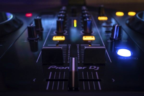 Dj console, bokeh, Pioneer DJ