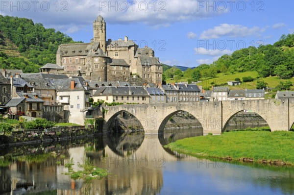Pont sur le Lot, River Lot, View of Chateau d'Estaing, 15th century, Way of St. James, Department