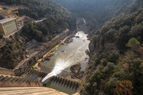 Minimum discharge of water into the Panta de Sau dam with four percent water of its capacity in the
