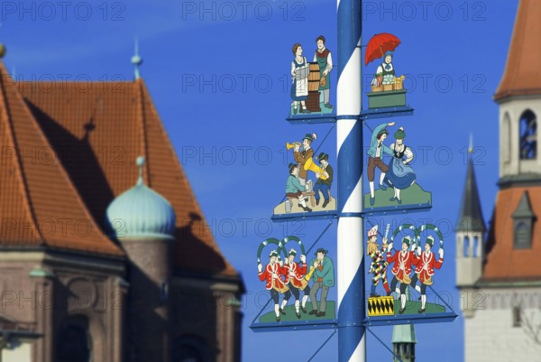 Maypole on Viktualienmarkt with musicians, dancing couple, market woman, waitress of Oktoberfest,