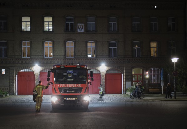 Germany, Berlin, 18. 10. 2020, Oderberger Straße fire station, fire brigade, coming from