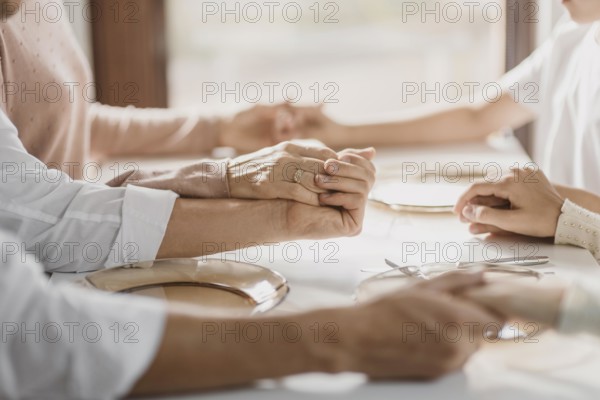 Parents kids praying before eating