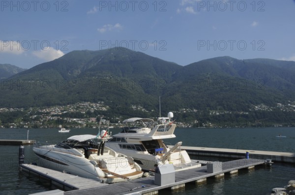 Luxusyachten im Hafen von Ascona am Lago Maggiore, der Schweiz.-italienischen Grenze. Luxury yachts