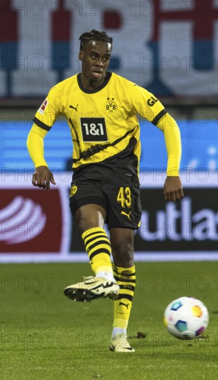 Football match, Jamie BYNOE-GITTENS Borussia Dortmund on the ball, Voith-Arena football stadium,