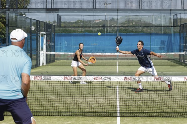 Junges Paar spielt Padel im Club Robinson in Ugento, Apulien, Italien