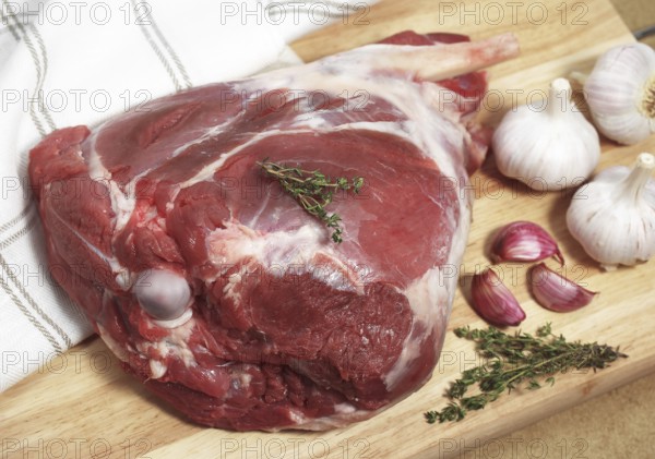 LEG OF LAMB WITH GARLIC AND THYME