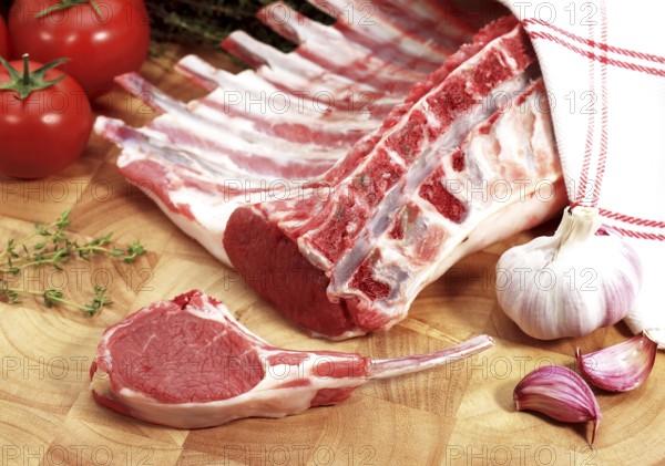Lamb loin with thyme, garlic and tomatoes