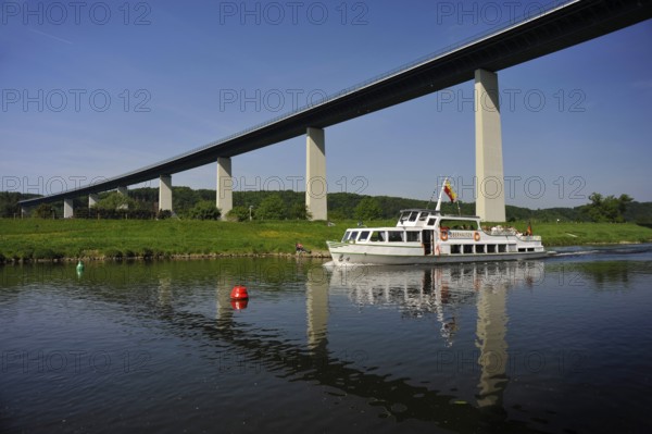 Excursion boat 'Weisse Flotte' on the Ruhr, Ruhrtalbrücke, Mühlheim, Ruhr area, North