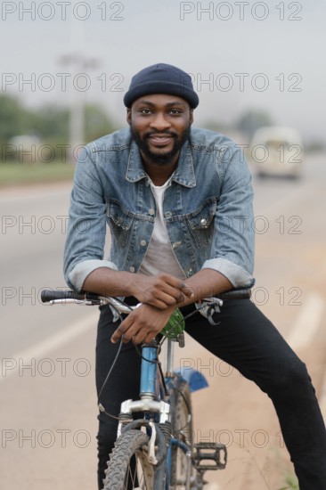 Smiley man posing with bicycle