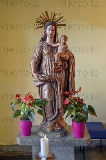 Virgin Mary figure with baby Jesus and flower decoration, modern church, St. Michael, Kempten,