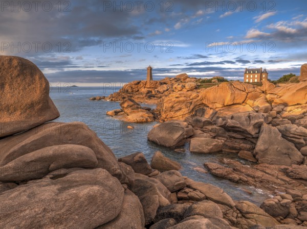Phare de Ploumanach lighthouse and science museum, Maison du Littoral with the beautiful pink