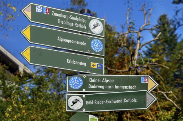 Signpost on the shore path at the autumnal large Alpsee near Bühl, Immenstadt Im Allgäu, Upper