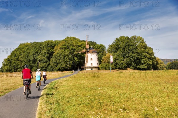 Bicycle tour along the Elbe between Dresden and Meißen, Saxony, Germany, Europe