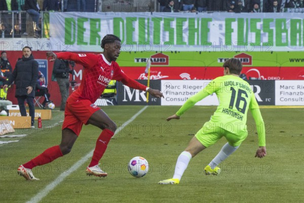 Football match, Omar TRAORE 1.FC Heidenheim left in duel with Jakub KAMINSKI VFL Wolfsburg,