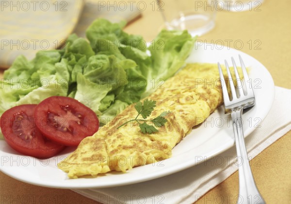 Omelette with lettuce and tomato