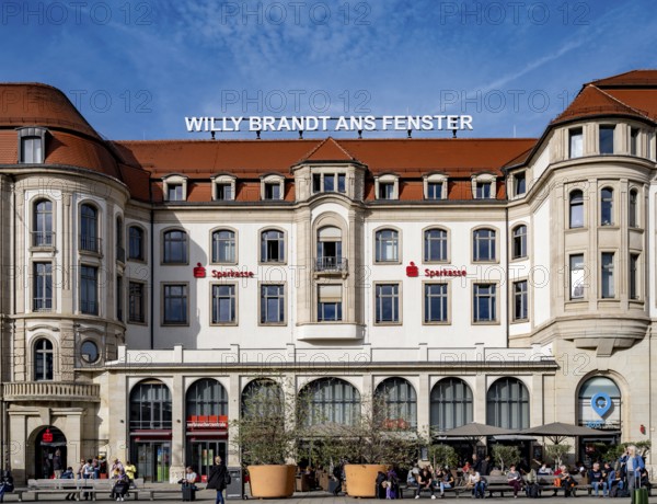 The inscription Willy Brandt ans Fenster on the former Interhotel Erfurter Hof and a photo of Willy