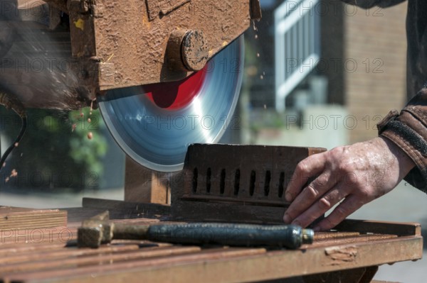 Rotating saw blade of a stone cutting machine at work