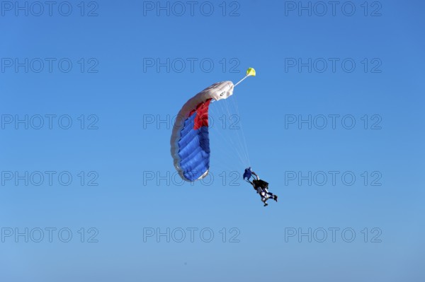 2 tandem skydivers in the sky