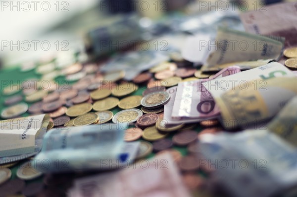 Small change, hard cash and banknotes are mixed up