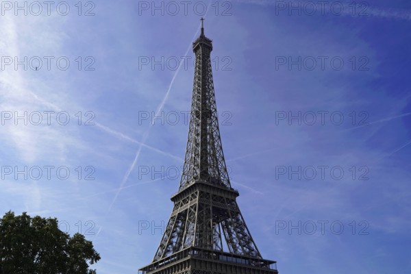 Jardin de la Tour Eiffel, Eiffel Tower, Paris, France, Europe