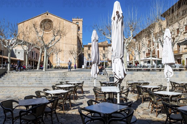 Restaurant terrace at the Plaza Mayor, behind the parish church of Santa Maria dels Àngels,