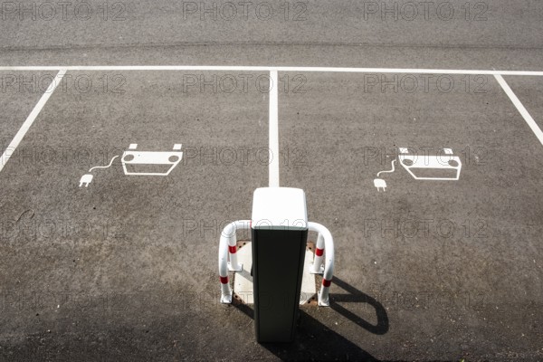 Car park with charging stations for e-cars, pictogram, Düsseldorf, Germany, Europe